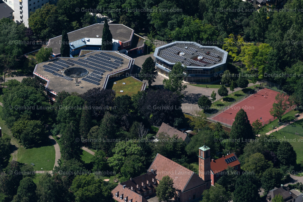 4033144 | FREIBURG IM BREISGAU 30.06.2020 Schulgebäude mit Sportplatz und Außenanlagen des Deutsch-Französisches Gymnasium Freiburg an der Runzstraße im Ortsteil Oberau in Freiburg im Breisgau im Bundesland Baden-Württemberg, Deutschland. Weiterführende Informationen bei: Deutsch-Französisches Gymnasium Freiburg. // School building of the of Deutsch-Franzoesisches Gymnasium Freiburg on street Runzstrasse in the district Oberau in Freiburg im Breisgau in the state Baden-Wuerttemberg, Germany. Further information at: Deutsch-Franzoesisches Gymnasium Freiburg. Foto: Gerhard Launer