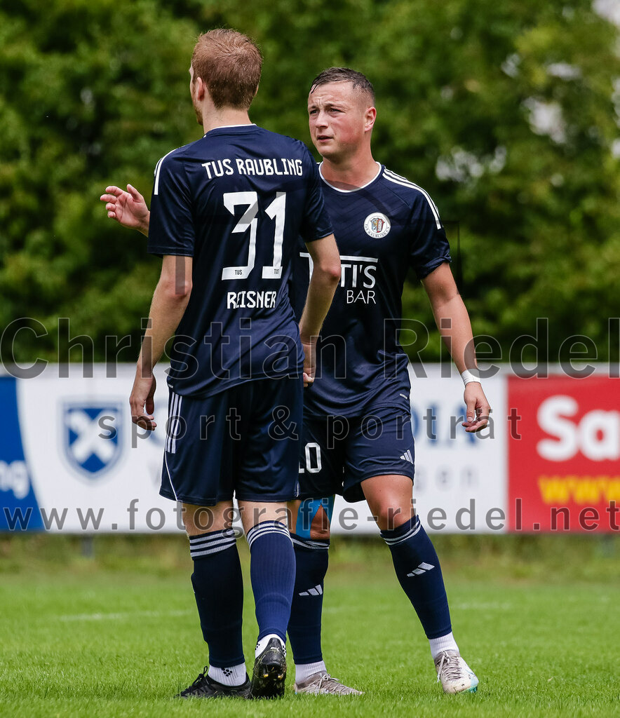 2023-07-29_074_FC_Moosinning_gegen_TuS_Raubling | Moosinning, Deutschland, 29.07.2023:
Fußball, Bezirksliga Oberbayern Ost 2023 / 2024, 1. Spieltag, FC Moosinning gegen TuS Raubling, Endergebnis: 0:7

Dominic Reisner (TuS Raubling, #31), Alexander Lallinger (TuS Raubling, #10)

Foto: Christian Riedel / fotografie-riedel.net