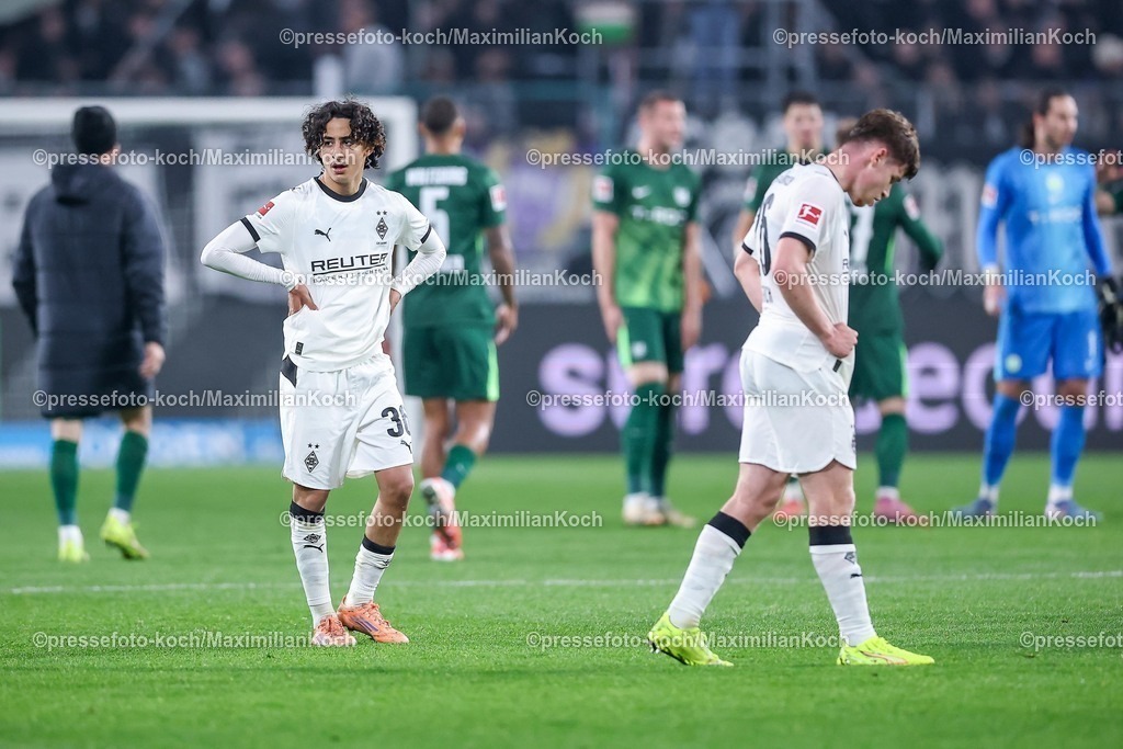 BMG13122501079 | 13.12.2025, Fußball, Borussia Mönchengladbach - VfL Wolfsburg, 1. Fußball Bundesliga, 14.Spieltag, Borussia-Park, Saison 2025 2026: Enttäuschte Gesichter nach der 1:3 Niederlage für Gladbach. Wael Mohya (Borussia Mönchengladbach #36) und Lukas Ullrich&nbsp;(Borussia Mönchengladbach #26) stehen enttäöuscht auf dem Spielfeld. Enttäuschung  DFB regulations prohibit any use of photographs as image sequences and or quasi-video.