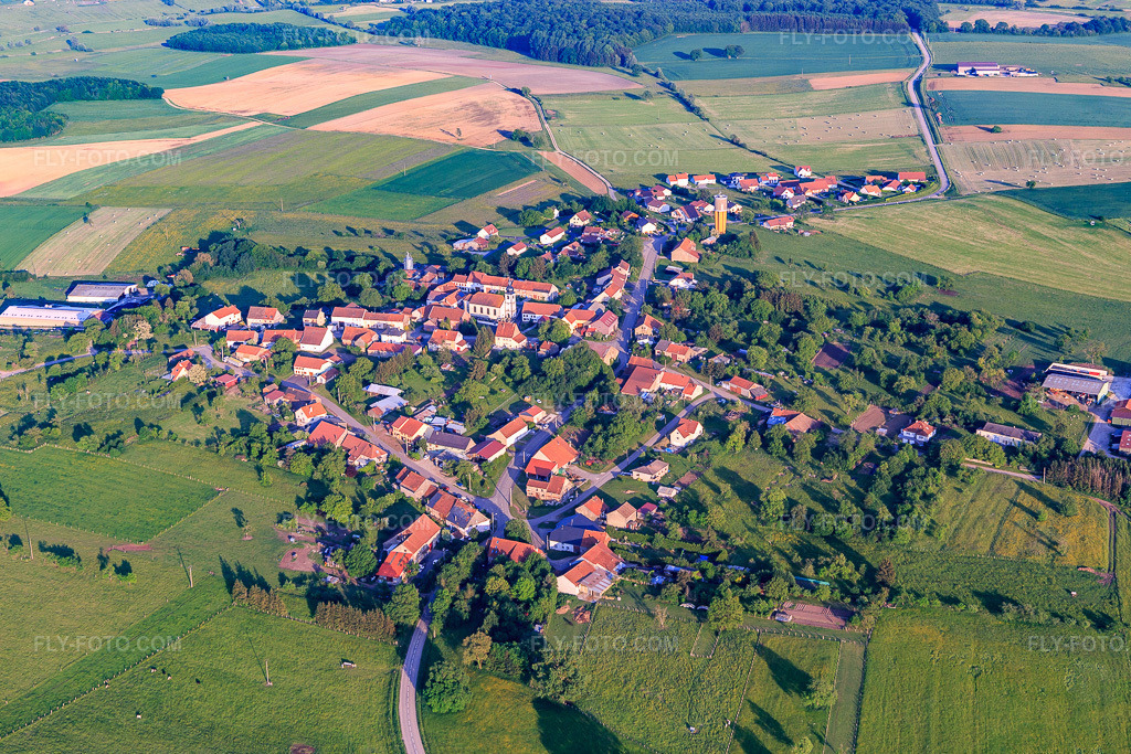 Aerial view: View of the town from the north in Honskirch in the state Moselle, France. – Photo: IMG_107388.jpg taken on 05/19/2018 by Werner Riehm/FLY-FOTO.com – Resolution of the original: 5331 x 3554 px
