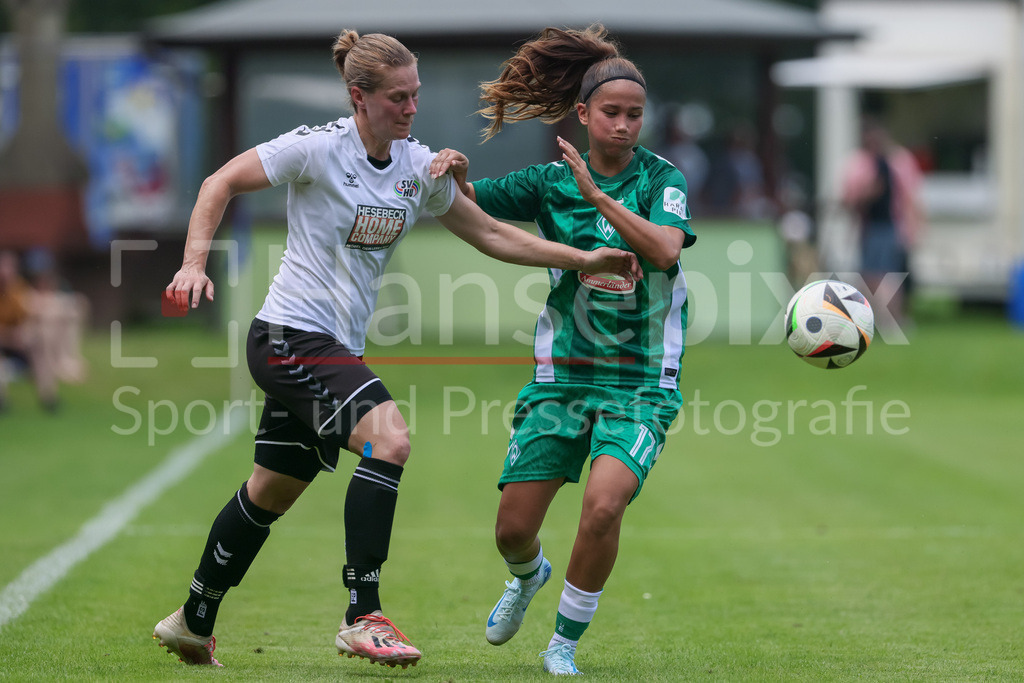 Fussball, Testspiel Frauen, SV Henstedt-Ulzburg - SV Werder Bremen | v.li.: Catherine Knobloch (SV Henstedt-Ulzburg, 9) und Amira Dahl (SV Werder Bremen, 17) im Zweikampf, Duell, Dynamik, Aktion, Action, Spielszene