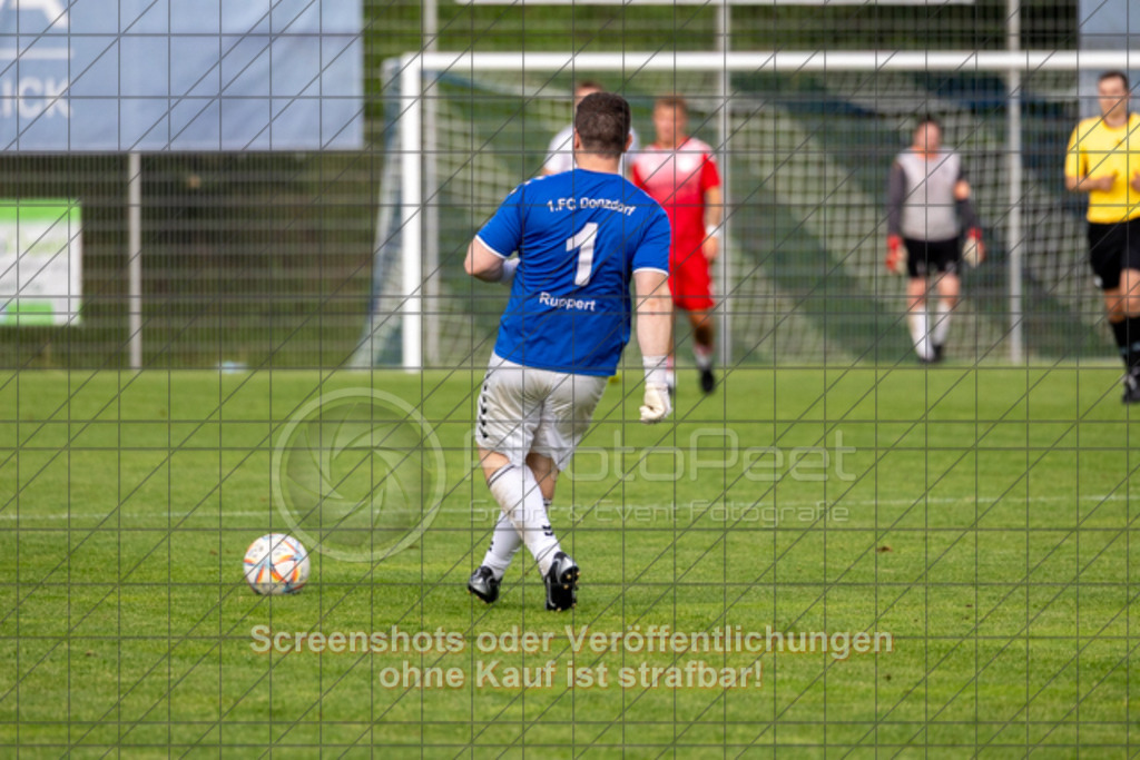 20250616_201045_0767 | #,  TV Eybach (weiß) vs. 1.FC Donzdorf II (rot), Fussball, Entscheidungsspiel 3 in Kreisliga A3 - Bezirk Neckar/Fils, Saison 2024/2025, Rasensportplatz, Staufenecker Str. 41, 73084 Salach, 16.06.2025 - 18:30 Uhr,Foto: PhotoPeet-Sportfotografie/Peter Harich
