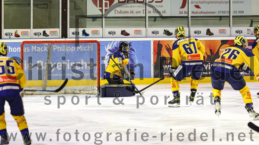2022-10-30_025_TSV_Erding_gegen_ESC_Riverrats_Geretsried | Erding, Deutschland, 30.10.2022:
Eishockey, Bayernliga 2022 / 2023, 9. Spieltag, TSV Erding gegen ESC Riverrats Geretsried, Endergebnis: 3:5

Torwart Johanna May (ESC Riverrats Geretsried, #29), Xaver Hochstraßer (ESC Riverrats Geretsried, #67), Johann Gerg (ESC Riverrats Geretsried, #26)

Foto: Christian Riedel / fotografie-riedel.net