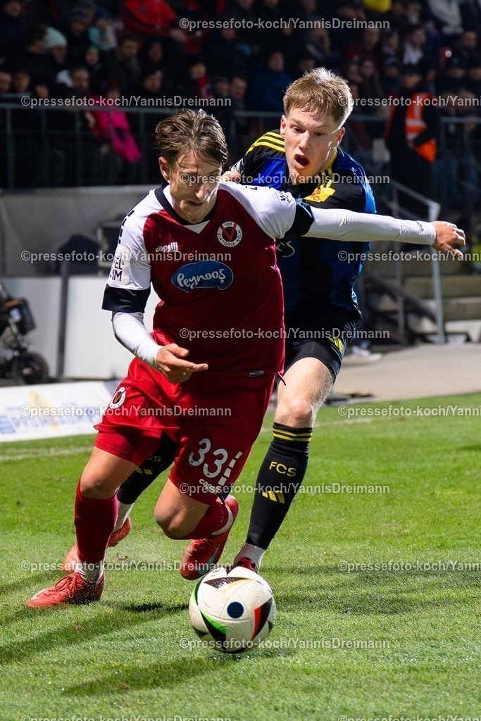 xYDR2802250101046 | 28.02.2025, xydrx, Fußball, Viktoria Köln - 1.FC Saarbrücken, 3.Liga, Sportpark Höhenberg, Saison 2024 2025: Jonah Sticker (Viktoria Köln #33) im Zweikampf mit Joel Bichsel (1.FC Saarbrücken #27). DFB regulations prohibit any use of photographs as image sequences and or quasi-video.