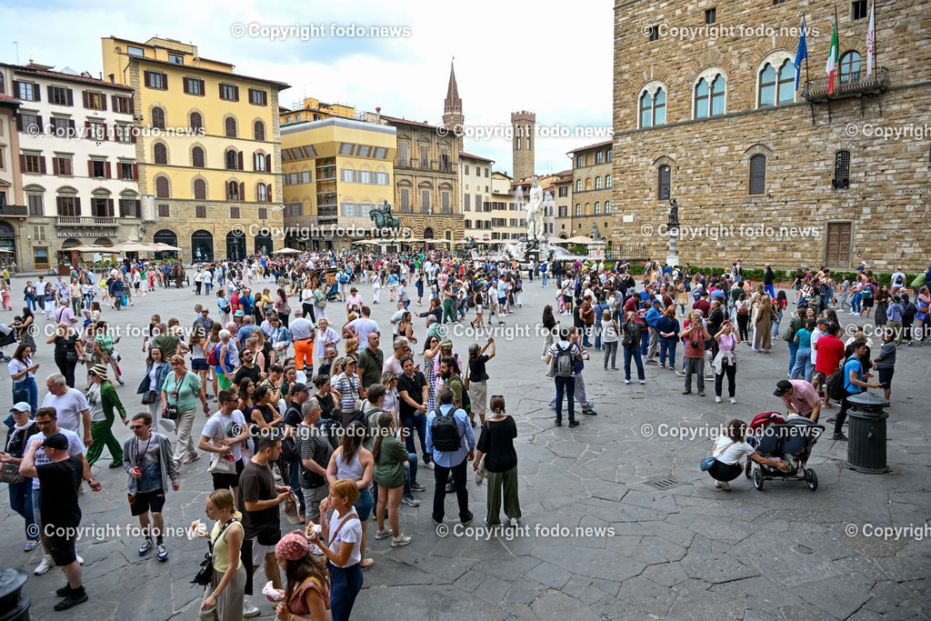 Italien_ Toscana_ Florenz_ 30.05.2024-160 | 30.05.2024, Italien, ITA, Toskana, Florenz im Bild Stadtansichten, Gebäude, Architektur, Touristen, Historisch, Souvenir, Altstadt, Museum, Statuen, Skulpturen, Piazza della Signoria, Statue David, Palazzo Vecchio, Neptunbrunnen, Piazza della Repubblica, Ponte Vecchio, Brücke, Uffizien, Kathedrale Santa Maria del Fiore, Arno, Fluß


Florenz, Firenze, ist eine italienische Großstadt. Nach Einwohnern ist sie die achtgrößte Stadt Italiens. Florenz ist die Hauptstadt sowie größte Stadt der Region Toskana und der Metropolitanstadt Florenz, in der etwa eine Million Menschen leben. Florenz ist für seine Geschichte berühmt. Leonardo da Vinci verbrachte große Teile seiner Jugend in Florenz, Michelangelo fand Unterschlupf in der Kirche der Medici, Galileo Galilei wohnte als Hofmathematiker in den Palästen der Medici. Von 1865 bis 1871 war die Stadt die Hauptstadt des neu gegründeten Königreichs Italien. Das historische Zentrum von Florenz zieht Jahr für Jahr Millionen von Touristen an. Die historische Innenstadt wurde von der UNESCO im Jahre 1982 zum Weltkulturerbe erklärt. 
Quelle: Wikipedia
