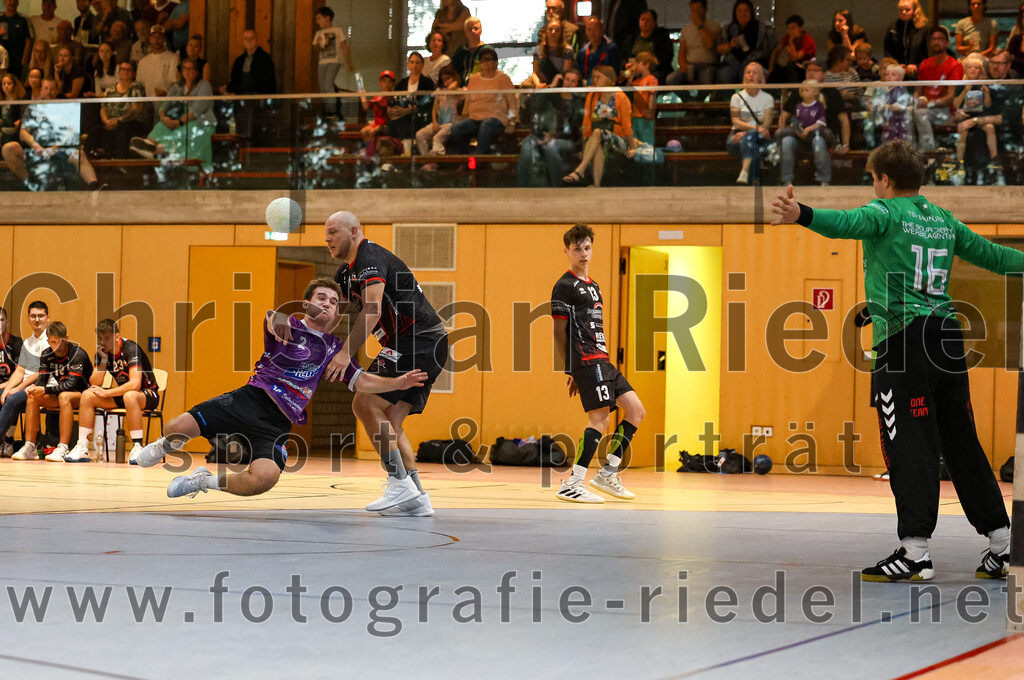 2024-09-21_077_SpVgg_Altenerding_gegen_TSV_1861_Mainburg | Erding, Deutschland, 21.09.2024:Handball, Bezirksoberliga Männer 2024 / 2025, 1. Spieltag, SpVgg Altenerding gegen TSV 1861 Mainburg, Endergebnis: 36:20Joseph Wyhnalek (SpVgg Altenerding, #2), Maximilian Heim (TSV 1861 Mainburg, #8), Paul Hofbauer (TSV 1861 Mainburg, #13), Torwart Michael Piele (TSV 1861 Mainburg, #16)Foto: Christian Riedel / fotografie-riedel.net