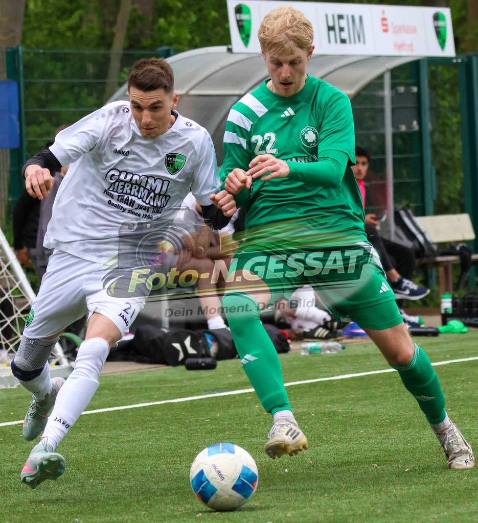 SC Bünde - TuS Tengern | Auf dem Bild zu sehen: weiß SC Bünde: Daniel Brinkmann ; grün TuS Tengern: Finn WieseSC Bünde, TuS Tengern, Saison 25/26, Bezirksliga, Hunnebrock, Deutschland - Realisiert mit Pictrs.com