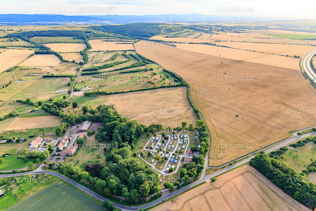 Camping Drei Gleichen am Thüringer Golfclub Drei Gleichen Mühlberg e.V. https://camping-drei-gleichen.de/ https://www.thueringer-golfclub.de/ | Luftbild: Camping Drei Gleichen am Thüringer Golfclub Drei Gleichen Mühlberg e.V. https://camping-drei-gleichen.de/ https://www.thueringer-golfclub.de/ im Ortsteil Mühlberg in Drei Gleichen im Bundesland Thüringen in Deutschland. Foto: IMG_116103.jpg vom 10.07.2019 durch Werner Riehm/FLY-FOTO.de - Realisiert mit Pictrs.com