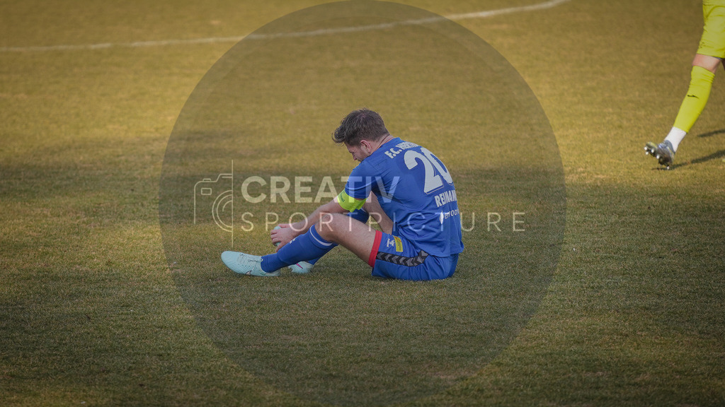 Fußball, Herren, Saison 2025/2026, Regionalliga Nordost, 25. Spieltag, F.C. Hertha 03 Zehlendorf vs. FSV 63 Luckenwalde, Sonntag 08.03.2026, Ernst-Reuter-Sportfeld | Fußball, Herren, Saison 2025/2026, Regionalliga Nordost, 25. Spieltag, F.C. Hertha 03 Zehlendorf vs. FSV 63 Luckenwalde, Sonntag 08.03.2026, Ernst-Reuter-Sportfeld, Im Bild: Sven Reimann (Kapitän Zehlendorf) sitzt enttäuscht auf dem Spielfeld. - Realisiert mit Pictrs.com