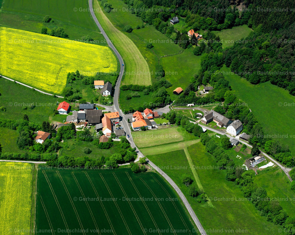 2615252 | MERLOS 09.06.2006 Landwirtschaftliche Nutzflächen und Feldgrenzen  umsäumen das Siedlungsgebiet des Dorfes in Merlos im Bundesland Hessen, Deutschland // Agricultural land and field boundaries surround the settlement area of the village  in Merlos in the state Hesse, Germany Foto: Gerhard Launer
