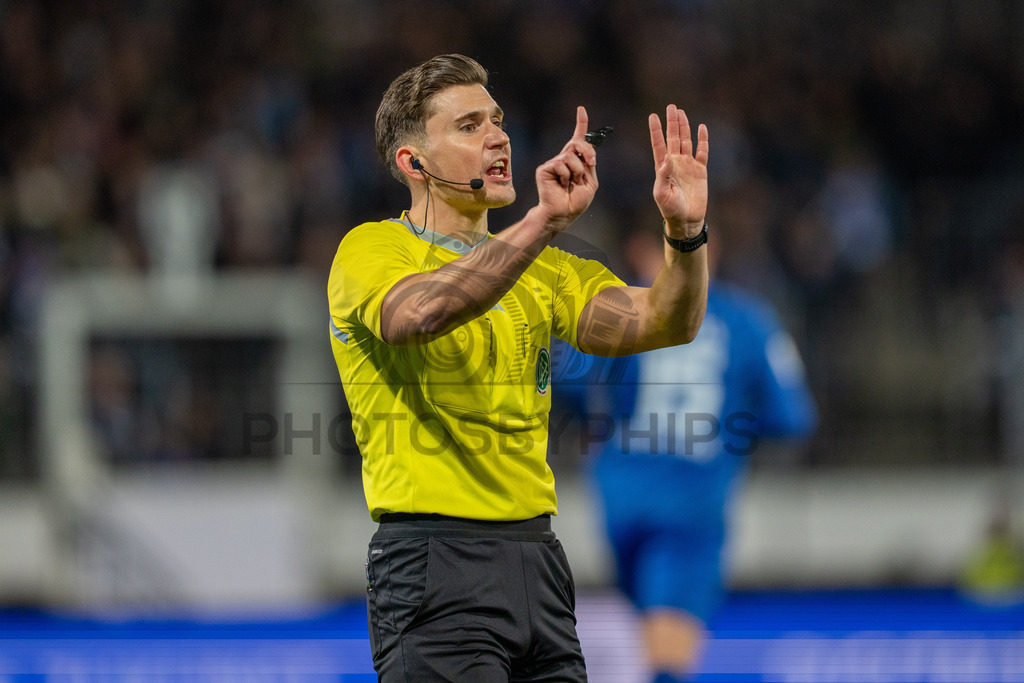 SV Stuttgarter Kickers vs. SGV Freiberg, Fussball, WFV-Pokal, Viertelfinale, 17.03.2026 | Schiedsrichter Felix Prigan gibt klare Anweisungen,SV Stuttgarter Kickers vs. SGV Freiberg, Fussball, WFV-Pokal, Viertelfinale, 17.03.2026Foto: photosbyphips/Philip Ziegler