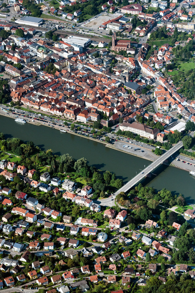 dr__0075770.jpg | EBERBACH 02.09.2021 Stadtzentrum im Innenstadtbereich am Ufer des Flußverlaufes der Neckar in Eberbach im Bundesland Baden-Württemberg, Deutschland. // City center in the downtown area on the banks of river course of Neckar in Eberbach in the state Baden-Wuerttemberg, Germany. Foto: Daniel Reiter