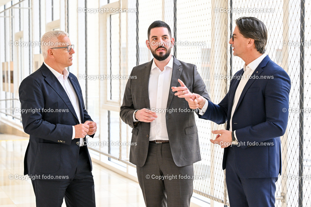 Pressekonferenz Hoedlmayr International GmbH_ 17.04.2024-9 | 17.04.2024, Presseclub Linz, AUT, Pressekonferenz Hoedlmayr International AG, Wirkungsvolle Strategien, verlässlicher Partner - Hoedlmayr baut Marktstellung weiter aus, im Bild Andreas Sundl (COO Hoedlmayr International GmbH), Johannes Alexander Hoedlmayr (designierter Geschaeftsfuehrer Hoedlmayr International GmbH), Robert Horvath (CFO Hoedlmayr International GmbH)