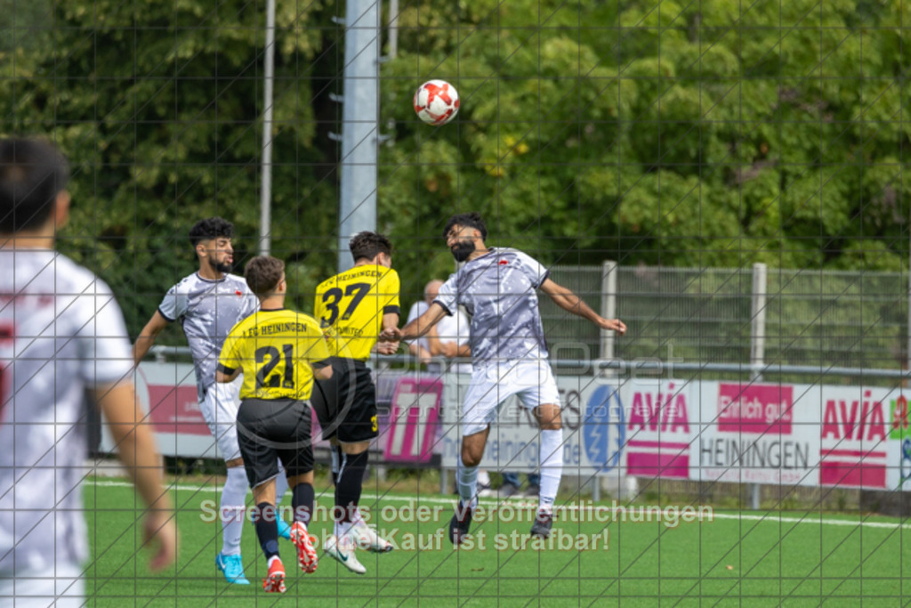 20250824_130301_0169 | #,1.FC Heiningen II (gelb) vs. 1.Göppinger SV III (weiß), Fußball, Kreisliga B7 - Bezirk Neckar/Fils, 01. Spieltag, Saison 2025/2026, Kunstrasenplatz Sportzentrum Heiningen, Krautgarten 1, 73092 Heiningen, 24.08.2025 - 13:00 Uhr,Foto: PhotoPeet-Sportfotografie/Peter Harich