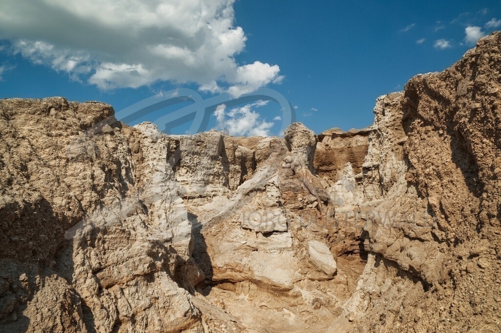 NatureArt-SANDBERGE_0745c1 | Frau zwischen Sandbergen | #001 | Modell: Tatjana Heinz | Foto: Hendrik Penschuck - Realisiert mit Pictrs.com