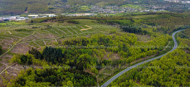 Burbach240502381GrosserStein | Luftbild, Waldgebiet und NSG Naturschutzgebiet Großer Stein mit Bundesstraße B54, Waldschäden, Hügel und Täler mit Wohngebieten, Holzhausen, Burbach, Nordrhein-Westfalen, Deutschland