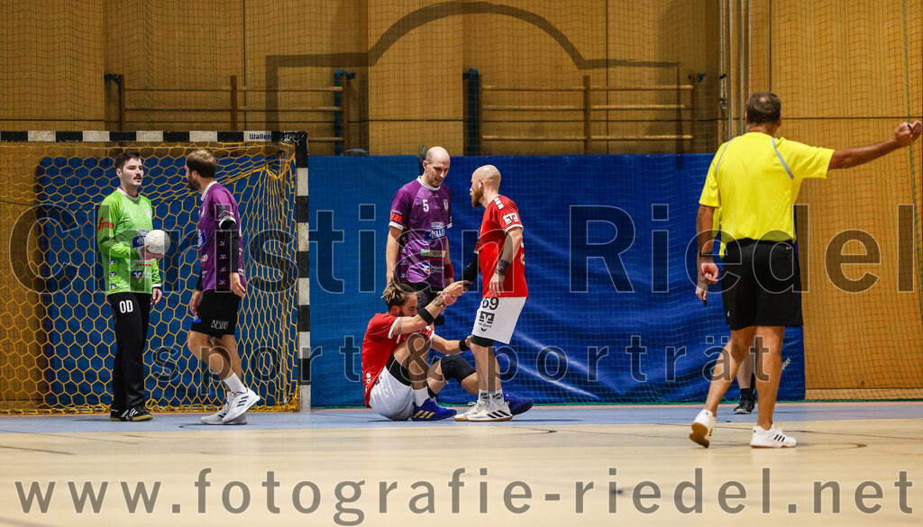 2024-10-20_014_SpVgg_Altenerding_II_gegen_TSV_Taufkirchen-Vils | Erding, Deutschland, 20.10.2024:Handball, Bezirksliga Männer Ost 2024 / 2025, 3. Spieltag, SpVgg Altenerding II gegen TSV Taufkirchen/Vils, Endergebnis: 15:20Torwart Otto Donaubauer (SpVgg Altenerding, #1), Thomas Peteranderl (SpVgg Altenerding, #22), Dion Heydemann (TSV Taufkirchen/Vils, #17), Daniel Sagert (SpVgg Altenerding, #5), Andreas Rej (TSV Taufkirchen/Vils, #69)Foto: Christian Riedel / fotografie-riedel.net