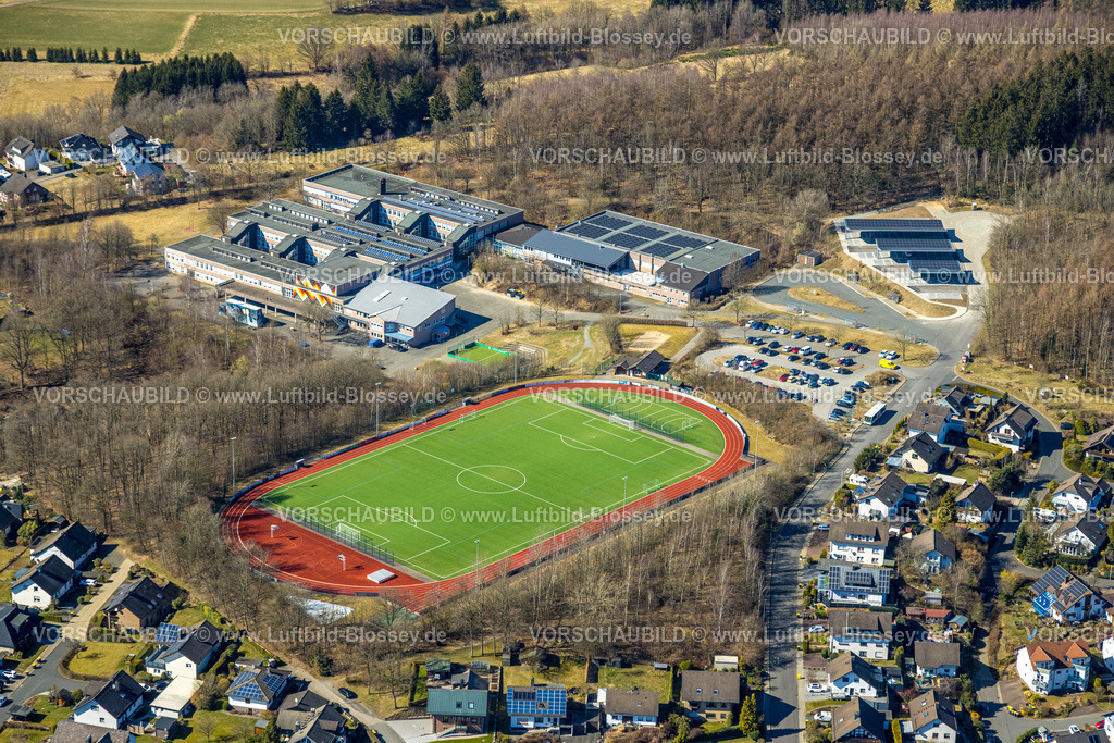 Wenden250307128 | Luftbild, Fußballstadion und Leichtathletikstadion des FC Sportfreunde Möllmicke e.V., Gesamtschule Wenden, Möllmicke, Wenden, Sauerland, Nordrhein-Westfalen, Deutschland