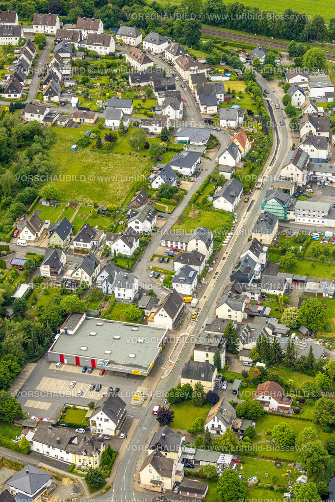 Meschede220600833 | Luftbild, Netto Marken Discount und Wohnsiedlung Bahnhofstraße, Freienohl, Meschede, Sauerland, Nordrhein-Westfalen, Deutschland