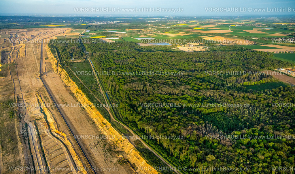 Kerpen240403766BraunkohleTagebauHambacherForst | Luftbild, BraunkohleTagebau Hambacher Forst, NSG Naturschutzgebiet Bürgewald Blatzheimer Bürge, Fernsicht, Buir, Kerpen, Rheinland, Nordrhein-Westfalen, Deutschland