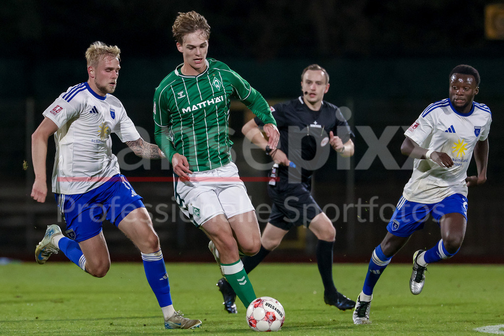 Fussball, Regionalliga Nord, SV Werder Bremen II - BSV Kickers Emden | v.li.: Marvin Eilerts (BSV Kickers Emden, 11) und Mats Heitmann (SV Werder Bremen II, 3) im Zweikampf, Emanuel Adou (BSV Kickers Emden, 27), Duell, Dynamik, Aktion, Action, Spielszene