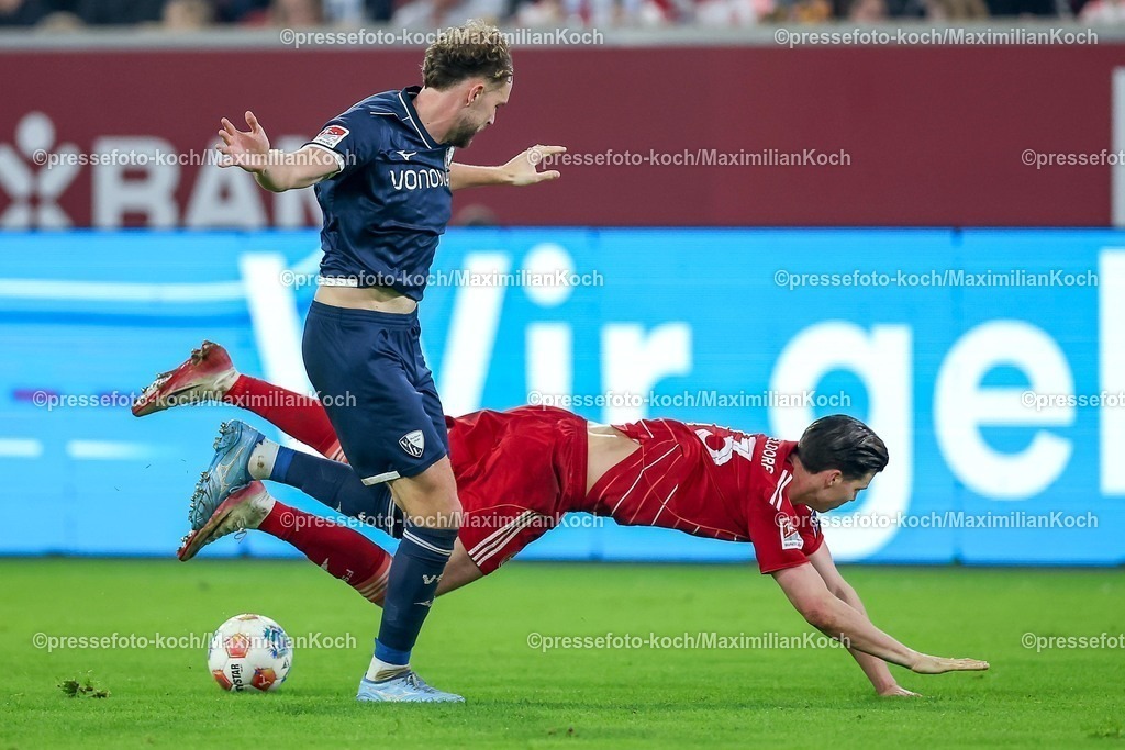F9527022601067 | 27.02.2026, Fußball, Fortuna Düsseldorf - VfL Bochum, 2. Fußball Bundesliga, Merkur Spiel-Arena, Saison 2025 2026: Philipp Strompf&nbsp;(VfL Bochum #03) im Zweikampf gegen  Cedric Itten&nbsp;(Fortuna Düsseldorf #13)  DFB regulations prohibit any use of photographs as image sequences and or quasi-video.