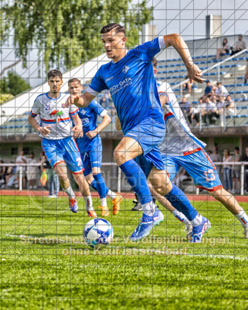 20250601_161719_0312-Bearbeitet-2 | #,1.FC Eislingen (blau) vs. AC Catania Kirchheim (weiß), Fußball, Bezirksliga - Bezirk Neckar/Fils, 29. Spieltag, Saison 2024/2025, Rasenplatz, Eichbachstation, Haldenstraße, 73054 Eislingen, 01.06.2025 - 15:00 Uhr,Foto: PhotoPeet-Sportfotografie/Peter Harich