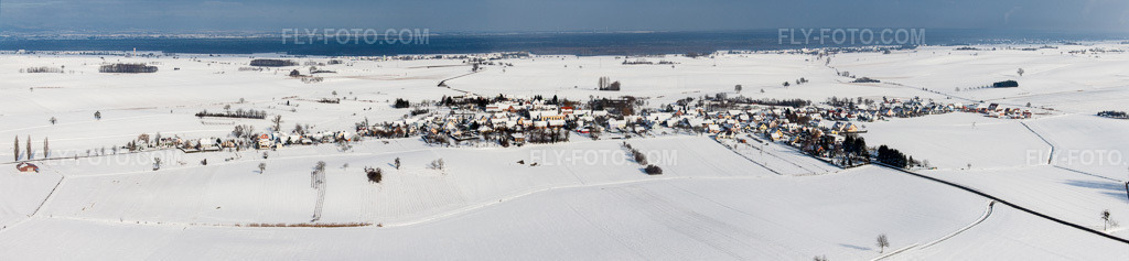 Aerial view: Wintery snow-covered panoramic perspective of agricultural fields and arable land in Oberlauterbach in the state Bas-Rhin, France. – Photo: IMG_36224-Bearbeitet.jpg taken on 01/02/2011 by Werner Riehm/FLY-FOTO.com – Resolution of the original: 12088 x 2797 px