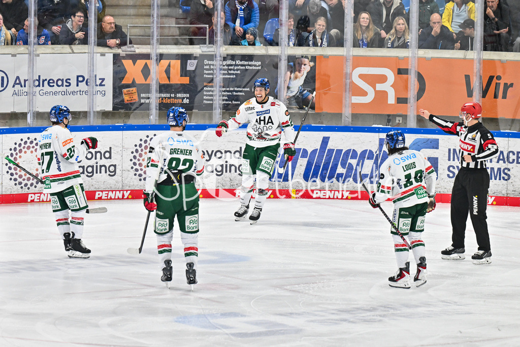 Dresdener Eislöwen - Augsburger Panther | Jubel der Gäste nach dem Treffer zum 0-4 durch Madison BOWEY (Augsburger Panther 22) / Tor / Torschuetze / Freude / Happy / DEL: Dresdener Eislöwen - Augsburger Panther; Joynext-Arena am 05.10.2025
