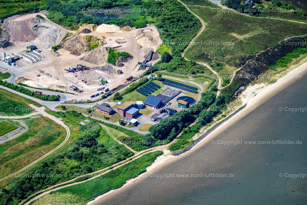 Sylt_Braderup_Kläranlage_ELS_1607210625 | WENNINGSTEDT-BRADERUP (SYLT) 21.06.2025 Klärwerks- Becken und Reinigungsstufen zur Abwasserbehandlung der an der Straße Zur Kläranlage in Wenningstedt-Braderup (Sylt) auf der Insel Sylt im Bundesland Schleswig-Holstein, Deutschland. // Sewage works Basin and purification steps for waste water treatment on street Zur Klaeranlage in Wenningstedt-Braderup (Sylt) on the island of Sylt in the state Schleswig-Holstein, Germany. Foto: Martin Elsen