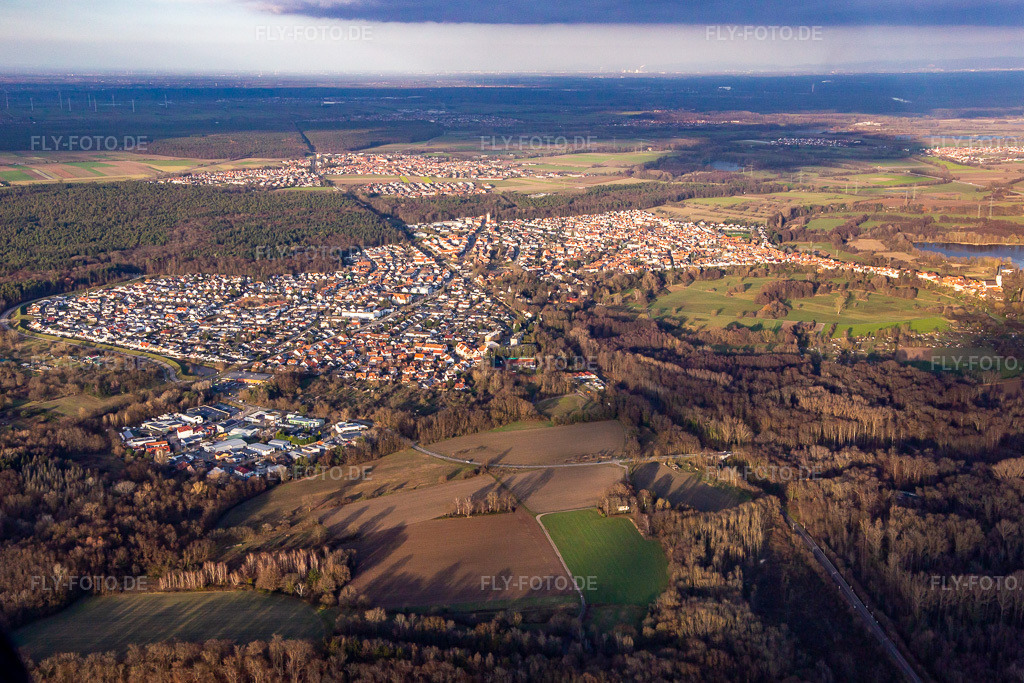 Luftbild: im Winter von Südwesten in Jockgrim im Bundesland Rheinland-Pfalz in Deutschland. Foto: IMG_139347.jpg vom 16.12.2023 durch Werner Riehm/FLY-FOTO.de