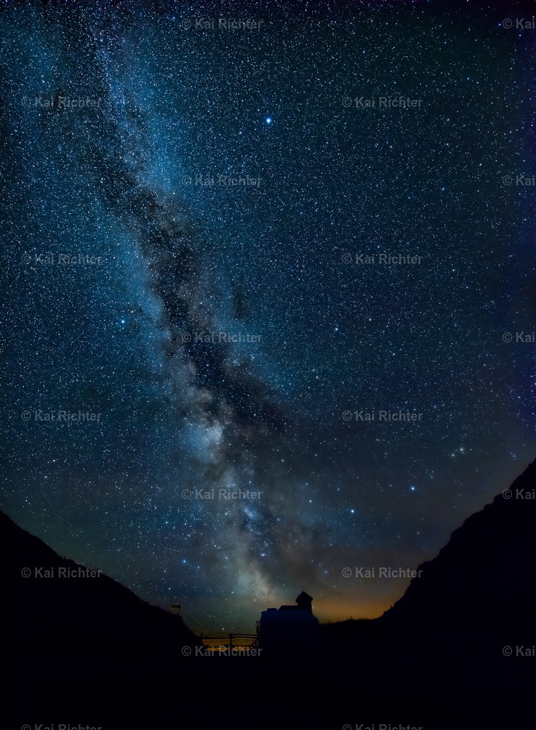Milchstraße über der Sölkpass-Kapelle | Naturpark Sölktäler in der Steiermark, am Sölkpass und bei der dortigen Kapelle bei sternenreichsten Nachthimmel mit einer atemberaubend sichtbaren Milchstraße. - Realisiert mit Pictrs.com