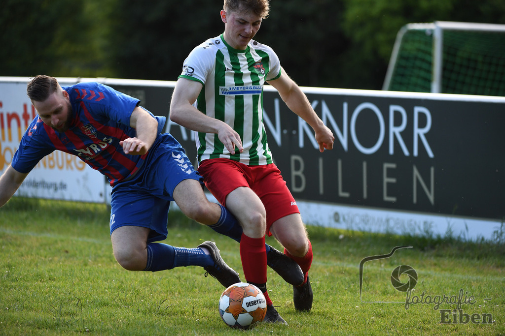 TuS Ofen-SG FriPe | Herren 1. Kreisklasse Süd, Jade-Weser-Hunte; TuS Ofen (blau)-SG FriPe (weiß) am 28.05.2025; in Ofen (), Photo: Philip Eiben 2025 - Realisiert mit Pictrs.com