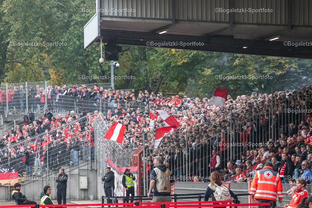 Gästeblock mit Ultras | 11.10.2025, Fußball, Niederrheinpokal, Rot-Weiß Oberhausen - Rot-Weiss Essen: Gästeblock im Stadion Niederrhein unter anderem mit Ultraorientierten Fußballfans von Gast Rot-Weiss Essen - Realisiert mit Pictrs.com