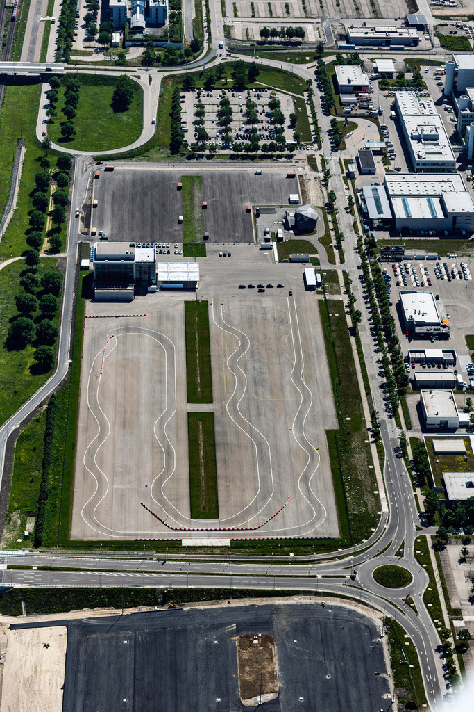 dr__0065482.jpg | MüNCHEN-FLUGHAFEN 15.06.2021 Firmengelände der Audi Brand Experience Center mit Hallen, Firmengebäuden und Produktionsstätten in München-Flughafen im Bundesland Bayern, Deutschland. // Company grounds and facilities of Audi Brand Experience Center in Muenchen-Flughafen in the state Bavaria, Germany. Foto: Daniel Reiter