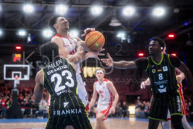 Barmer 2. Basketball Bundesliga ProA: Rheinstars Koeln vs. BBC Bayreuth, 11.01.26 | Köln, 11.01.26 - Justin Onyejiaka (RheinStars Köln, 22, SF), Kevaughn Allen (BBC Bayreuth, 23), Nat Diallo (BBC Bayreuth, 8) während des Spiels der Barmer 2. Basketball Bundesliga ProA: Rheinstars Koeln vs. BBC Bayreuth in der Motor World in Köln.
