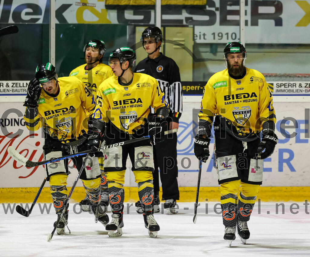 2022-11-20_031_TSV_Erding_gegen_ERSC_Amberg | Erding, Deutschland, 20.11.2022:
Eishockey, Bayernliga 2022 / 2023, 15. Spieltag, TSV Erding gegen ERSC Amberg, Endergebnis: 5:1

Felix Feder (ERSC Amberg, #76), Richard Stütz (ERSC Amberg, #3)

Foto: Christian Riedel / fotografie-riedel.net