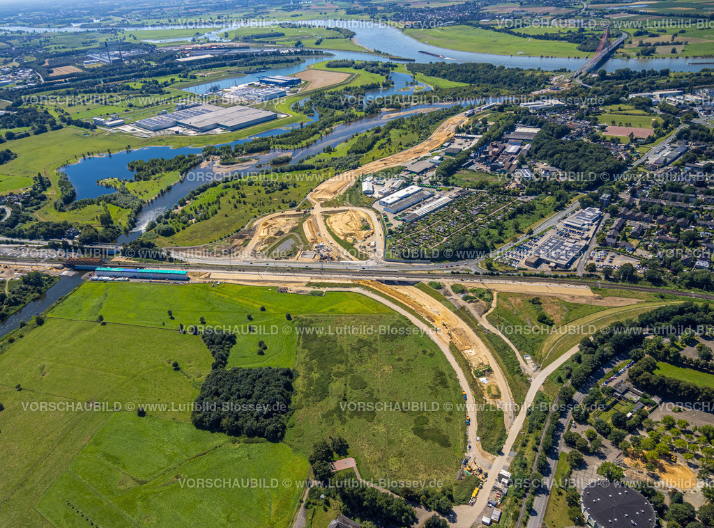 Wesel240802475 | Luftbild, Lippemündungsraum Baustelle mit Rhein-Lippe Hafen und DeltaPort Hafenverbund Hafen Emmelsum, hinten das Werk TRIMET Aluminium SE mit Schornsteinen, Bundesstraße B8 Brücke am Lippeschlößchen, Fluss Rhein und Fernsicht, Fusternberg, Wesel, Ruhrgebiet, Niederrhein, Nordrhein-Westfalen, Deutschland