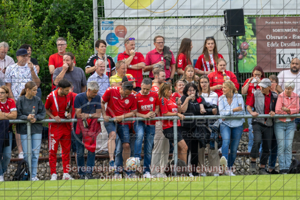 20250616_184741_0277 | #,  TV Eybach (weiß) vs. 1.FC Donzdorf II (rot), Fussball, Entscheidungsspiel 3 in Kreisliga A3 - Bezirk Neckar/Fils, Saison 2024/2025, Rasensportplatz, Staufenecker Str. 41, 73084 Salach, 16.06.2025 - 18:30 Uhr,Foto: PhotoPeet-Sportfotografie/Peter Harich