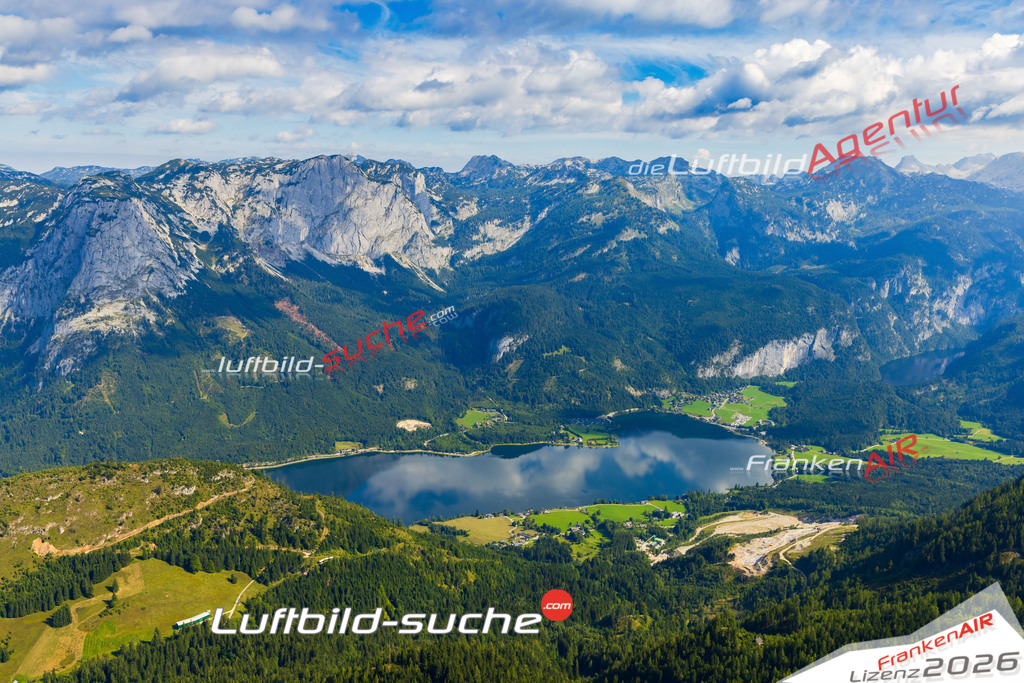 Luftaufnahme der Stadt Grundlsee - Die Luftaufnahme wurde 2025 vom UL-Flugzeug heraus erstellt ( keine Drohne ) - Hochauflösende Luftaufnahme - für professionelle Ausdrucke geeignet. Die Geschenkidee !Mit Lizenz und Bildrechte bestellbar
