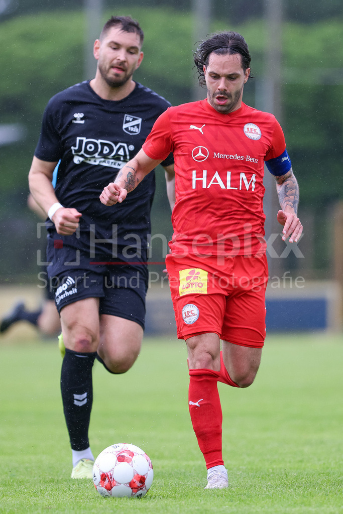 Fussball, Aufstiegsrunde Regionalliga Nord, 1. FC Germania Egestorf-Langreder - SV Todesfelde | v.li.: Morten Liebert (SV Todesfelde, 11) und Joshua Siegert (1. FC Germania Egestorf-Langreder, 20) im Zweikampf, Duell, Dynamik, Aktion, Action, Spielszene