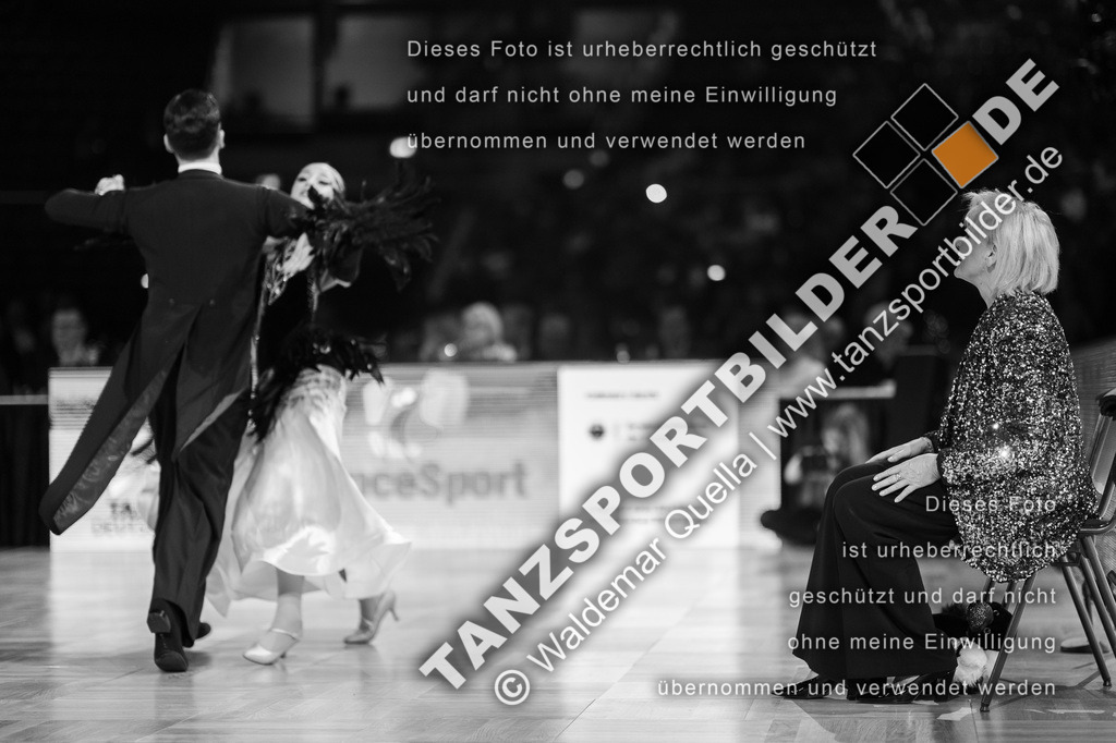 20251206-02818 | Hier finden Sie Tanz Bilder vom Latein und Standard Formationen tanzen. Sportbilder vom Tanzsport. Schöne Fotos und von Weltmeisterschaft, Europameisterschaft, Bundesliga, Regionalliga, Oberliga und Landesliga sowie von GOC Stuttgart, DanceComp, WM Bremen