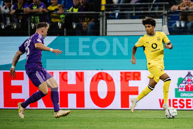 DFB-Pokal: HEBC - Borussia Dortmund, 01.09.2026 | Mathis Albert (Borussia Dortmund, 41) im Laufduell mit Christopher Grünewald (HEBC Hamburg, 33); Fußball, DFB-Pokal, 1. Runde: HEBC vs. Borussia Dortmund am 01.09.2026 im Volksparkstadion, HamburgDFB REGULATIONS PROHIBIT ANY USE OF PHOTOGRAPHS AS IMAGE SEQUENCES AND/OR QUASI-VIDEO. - Realisiert mit Pictrs.com