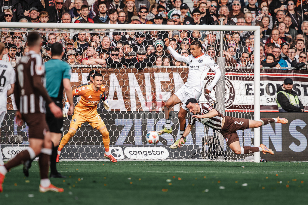 Fußball | Männer | Saison 2025/2026  | Fußball-Bundesliga | 25. Spieltag | FC St. Pauli vs. Eintracht Frankfurt | 08.03.2026 | Kopfball von Manolis Saliakas (#2, FC St. Pauli) rechts kann verteidigt werden von Jean Bahoya (#19, Eintracht Frankfurt) links