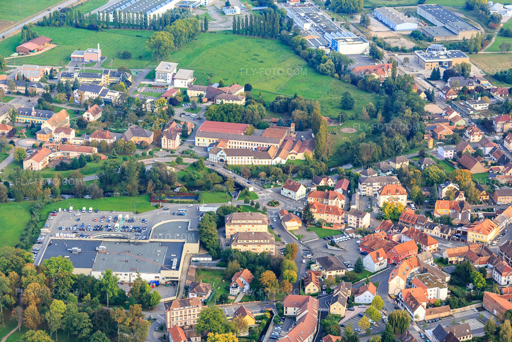 Aerial view: Super U et Drive in Bischwiller in the state Bas-Rhin, France.Photo: IMG_074286.jpg taken on 10/04/2014 by Werner Riehm/FLY-FOTO.comResolution of the original: 5274 x 3516 pxWWW.COURSESU.COM