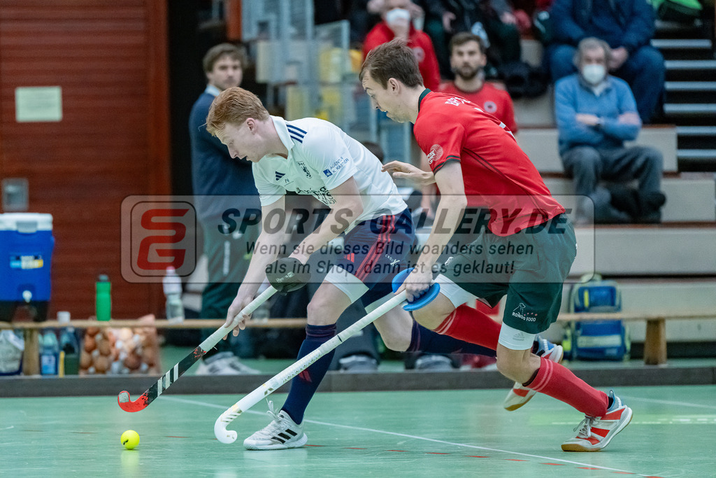 HK_20231217_107536 | 1. Bundesliga Herren Crefelder HC - Düsseldorfer HC  am 17.12.2023 Sporthalle Glockenspitz, Krefeld , Stollarz Julius ( Düsseldorfer HC #18 ) , Breucker Julius ( Crefelder HTC #2 )