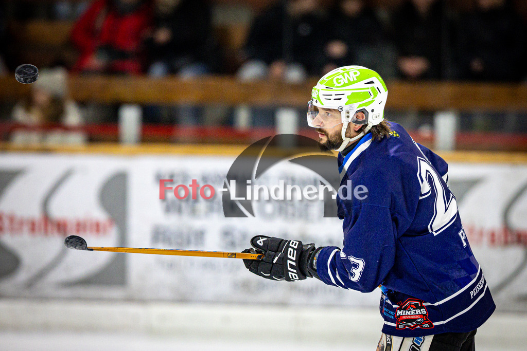 Peißenberg MINERS gegen ESV Burgau 2000 | Eishockey Bayernliga 2025/26 Vorrunde 21. Spieltag, Peißenberg MINERS gegen ESV Burgau 2000, 20251226,Dejan VOGL (MINERS 23) beim Aufwärmen,2025-12-26 in Peißenberg (flatbuy Arena Peißenberg), Dejan VOGL (MINERS 23)Copyright: WolfgangxLindner www.foto-lindner.de