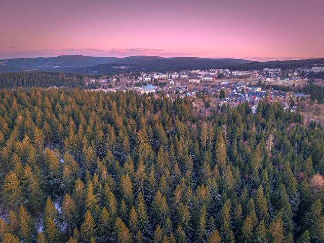 2026-03-27_17-40-22_000 | Blick auf die Stadt Oberhof in Thüringen, umgeben von einem dichten Nadelwald bei Sonnenuntergang mit rosa und lila Himmel, Oberhof, Thüringen, Deutschland - Realisiert mit Pictrs.com