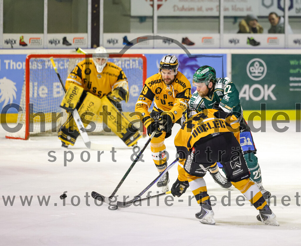 2026-02-27_093_TSV_Erding_gegen_EV_Fuessen | Erding, Deutschland, 27.02.2026:Eishockey, Oberliga Süd 2025 / 2026, 51. Spieltag, TSV Erding gegen EV Füssen, Endergebnis: 2:4Felix Linden (EV Füssen, #49), Grady Hobbs (Erding Gladiators, #22)Foto: Christian Riedel / fotografie-riedel.net