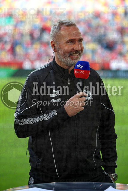 10.04.2026, GER, Fussball, Herren, 2. BL, Saison 2025/2026, Fortuna Düsseldorf - Holstein Kiel | Trainer Tim Walter (Kiel) lächelt, lacht im Interview 